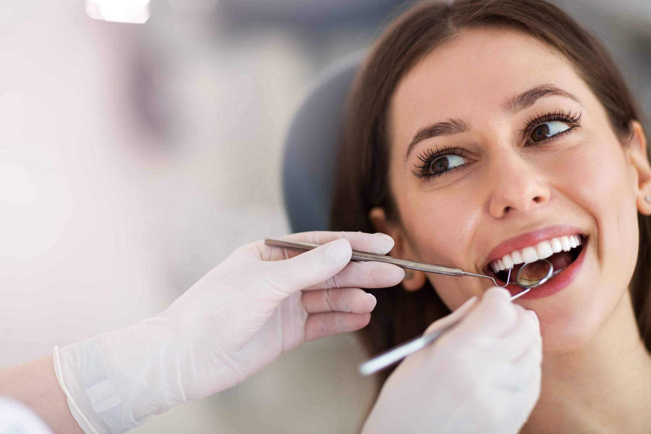 manipulation dans la bouche d'un patient